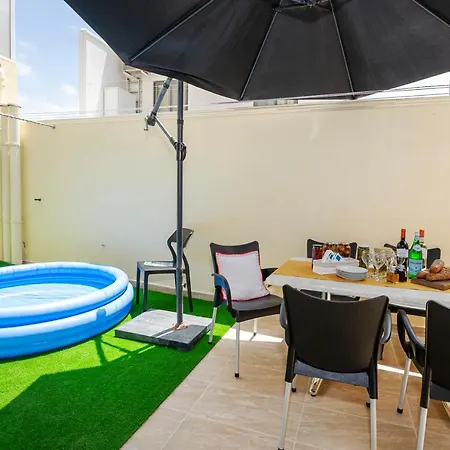 Valley View 3 Bedroom Maisonette アパート *