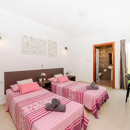 Valley View 3 Bedroom Maisonette * メーリッハ
