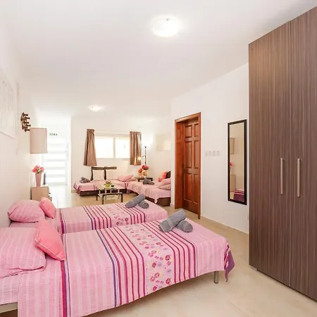 Valley View 3 Bedroom Maisonette アパート メーリッハ