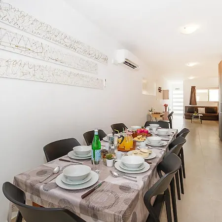 Valley View 3 Bedroom Maisonette アパート