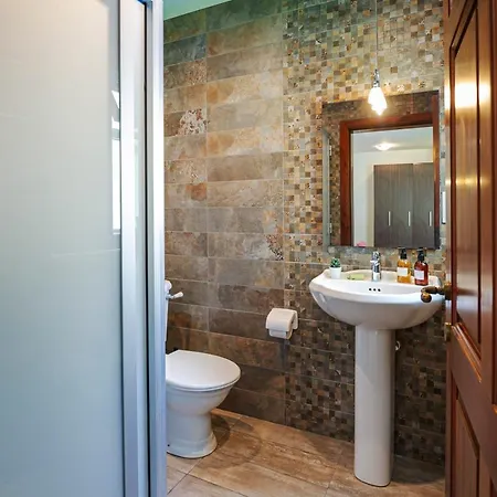 Valley View 3 Bedroom Maisonette * メーリッハ
