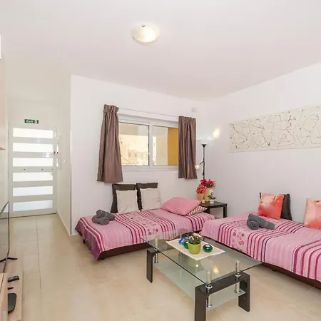 Valley View 3 Bedroom Maisonette アパート *