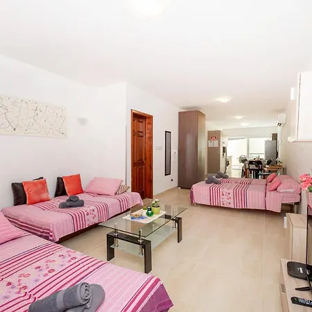 Valley View 3 Bedroom Maisonette アパート *